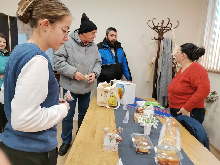 Кметове, жители на Мандра и гости се включиха в дарителската кампания за ремонт на църквата в селото