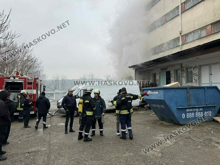 Пожар избухна в склад за домашни потреби в Хасково