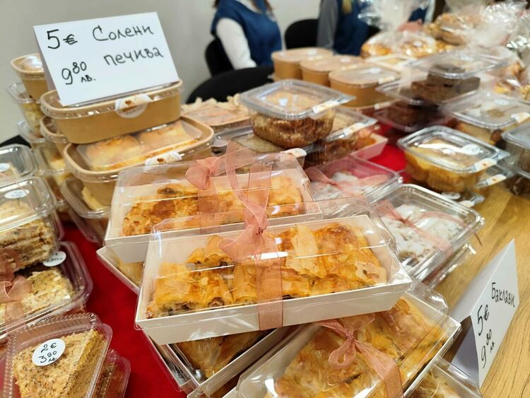 Кметове, жители на Мандра и гости се включиха в дарителската кампания за ремонт на църквата в селото