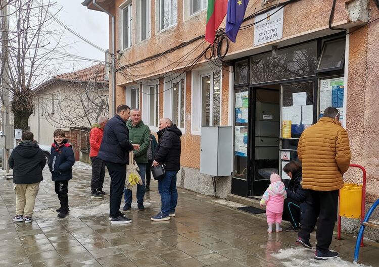 Кметове, жители на Мандра и гости се включиха в дарителската кампания за ремонт на църквата в селото