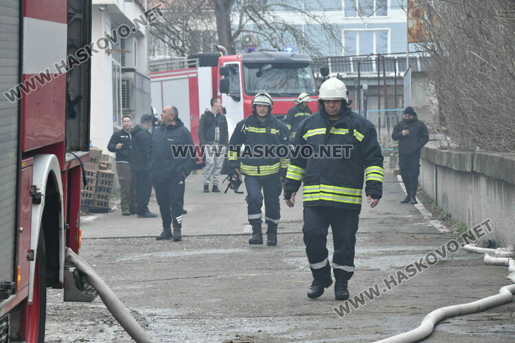 Пожар избухна в склад за домашни потреби в Хасково