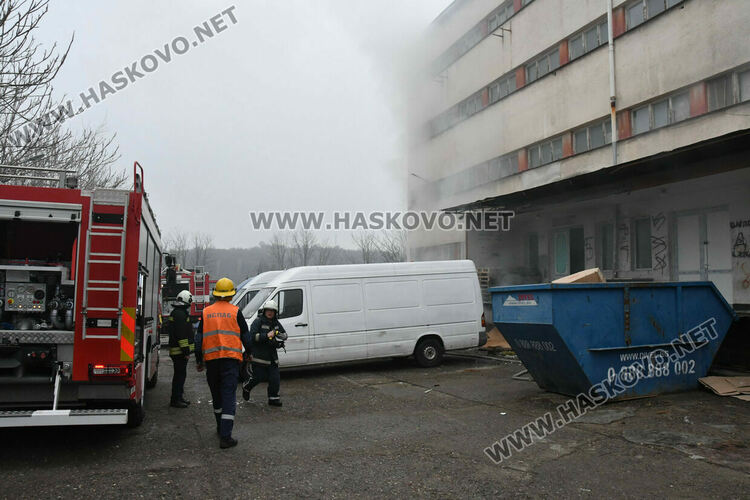 Пожар избухна в склад за домашни потреби в Хасково