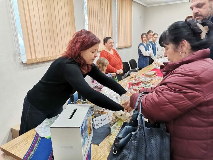 Кметове, жители на Мандра и гости се включиха в дарителската кампания за ремонт на църквата в селото