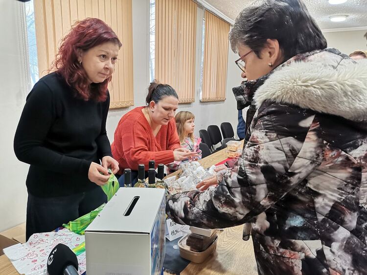 Кметове, жители на Мандра и гости се включиха в дарителската кампания за ремонт на църквата в селото