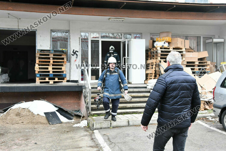 Пожар избухна в склад за домашни потреби в Хасково