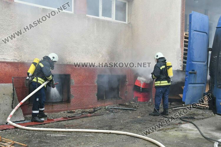 Пожар избухна в склад за домашни потреби в Хасково