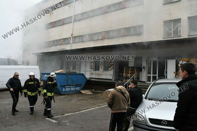 Пожар избухна в склад за домашни потреби в Хасково