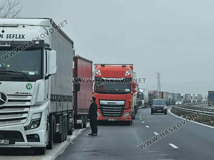 Над 15 км стигна опашката от тирове преди &bdquo;Капитан Андреево&ldquo;