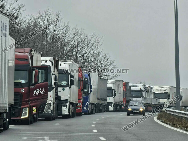 Над 15 км стигна опашката от тирове преди &bdquo;Капитан Андреево&ldquo;