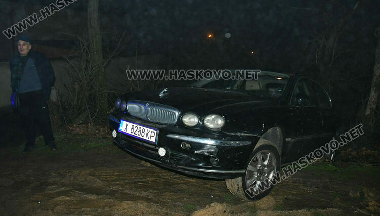 Млад водач с БМВ удари паркиран &bdquo;Ягуар&ldquo; в &bdquo;Кенана&ldquo; 