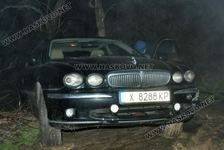 Млад водач с БМВ удари паркиран &bdquo;Ягуар&ldquo; в &bdquo;Кенана&ldquo; 