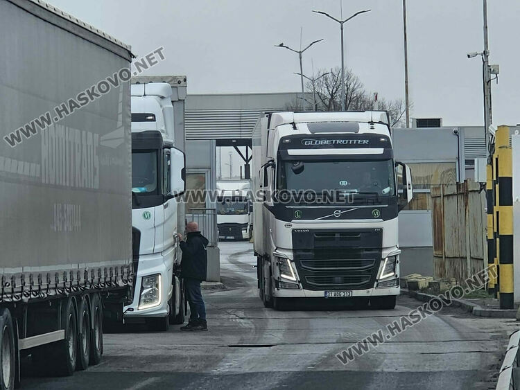 Над 15 км стигна опашката от тирове преди &bdquo;Капитан Андреево&ldquo;