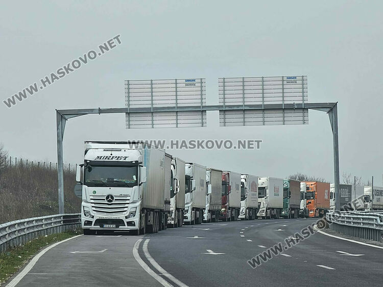 Над 15 км стигна опашката от тирове преди &bdquo;Капитан Андреево&ldquo;