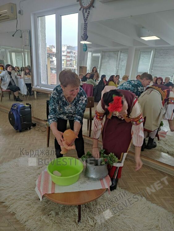 Тракийци в Кърджали пресъздадоха традициите на Бабинден