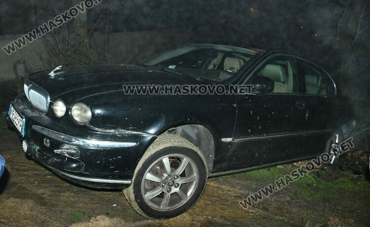 Млад водач с БМВ удари паркиран &bdquo;Ягуар&ldquo; в &bdquo;Кенана&ldquo; 