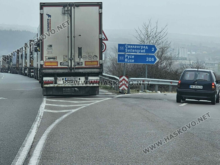 Над 15 км стигна опашката от тирове преди &bdquo;Капитан Андреево&ldquo;