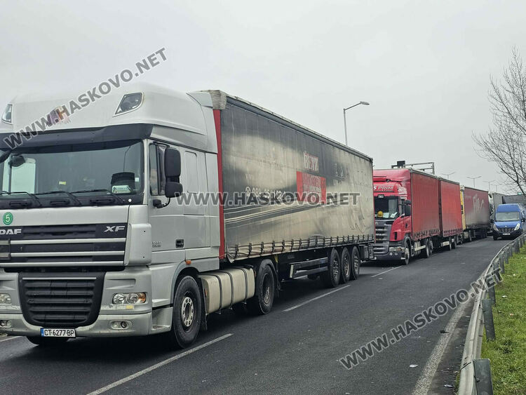 Над 15 км стигна опашката от тирове преди &bdquo;Капитан Андреево&ldquo;