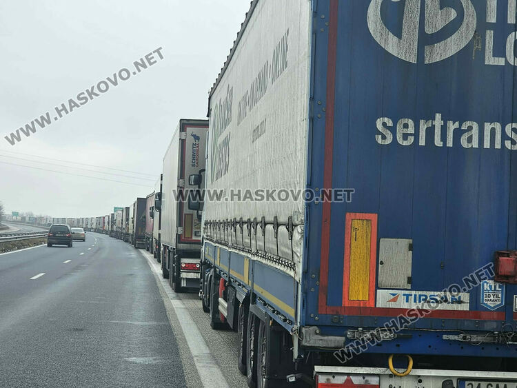 Над 15 км стигна опашката от тирове преди &bdquo;Капитан Андреево&ldquo;