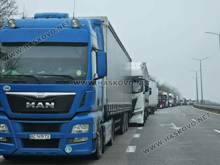 Над 15 км стигна опашката от тирове преди &bdquo;Капитан Андреево&ldquo;