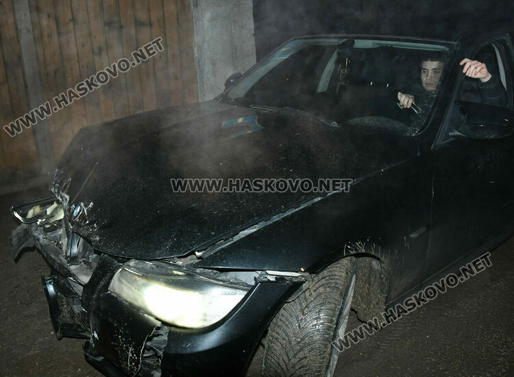 Млад водач с БМВ удари паркиран &bdquo;Ягуар&ldquo; в &bdquo;Кенана&ldquo; 