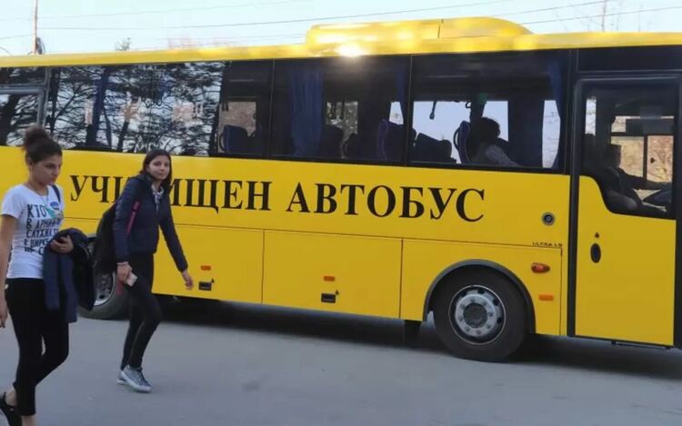 Не всички нуждаещи се гимназисти получават безплатен транспорт, но дори такъв да е осигурен, разписанието не винаги е съобразено с графика на учебните занятия и учениците или закъсняват, или пътуват над 1 час.