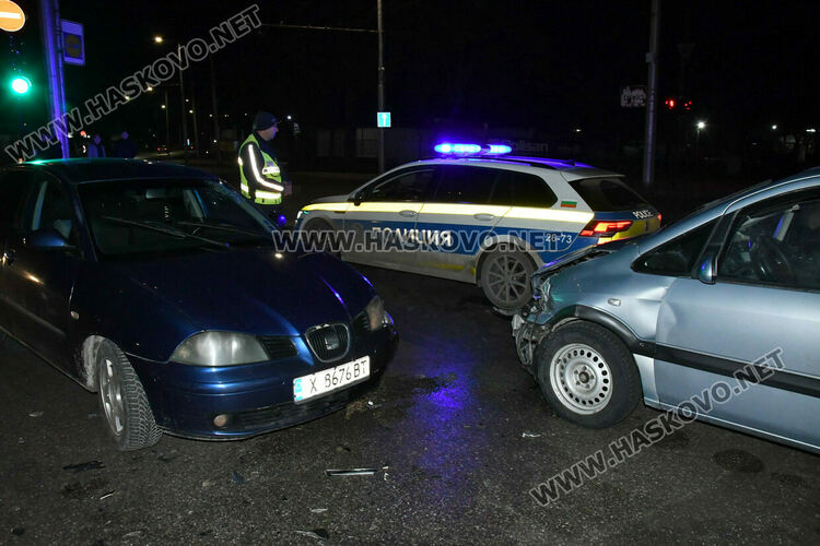 Двама пострадаха при катастрофа до Цигарената фабрика