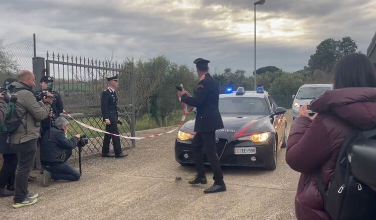  Мъж уби жена си в Италия, родителите му се самоубиха