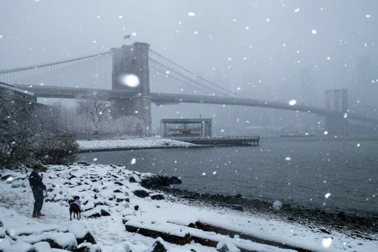 Снимка на Бруклинския мост, свързващ Бруклин и Манхатън, САЩ. 14 декември 2025 г.