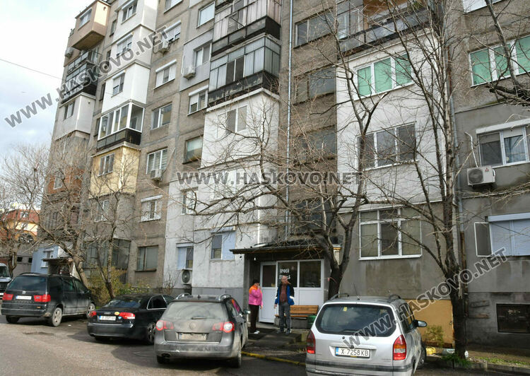 Цял вход в Хасково е наводнен, обвиняват екип на ВиК за инцидента