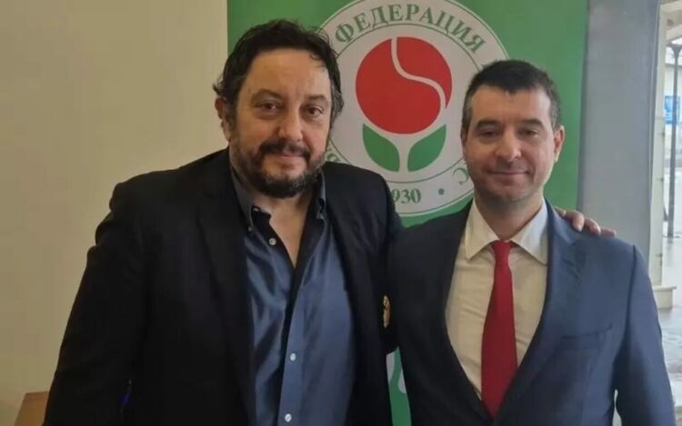 Стефан Цветков (вляво) предаде управлението на БФТ в ръцете на Иван Тиков (вдясно).