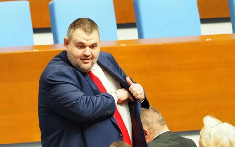 Санкционираният от САЩ Пеевски се скара на кабинета за Съвета за мир на Тръмп