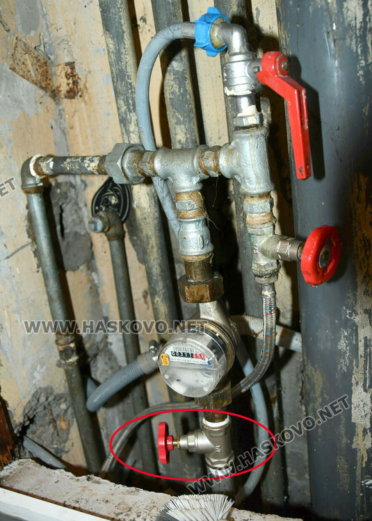 Цял вход в Хасково е наводнен, обвиняват екип на ВиК за инцидента