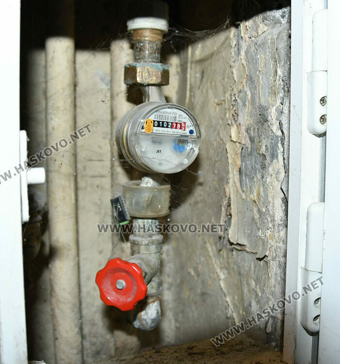 Цял вход в Хасково е наводнен, обвиняват екип на ВиК за инцидента