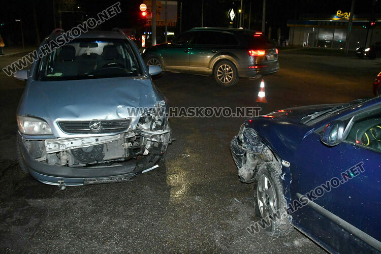 Двама пострадаха при катастрофа до Цигарената фабрика