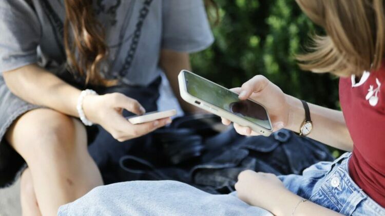  Франция става първата европейска държава, която забранява социалните мрежи за деца