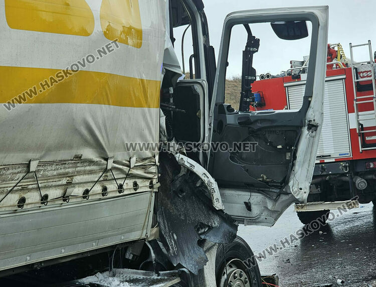 Водач загина при удар в спрял тир в аварийната лента