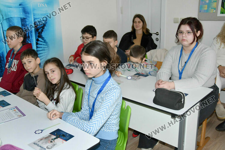 Ученици от ОУ &bdquo;Св. св. Кирил и Методий&ldquo; в открит урок на тема &bdquo;Как се става шампион&ldquo;