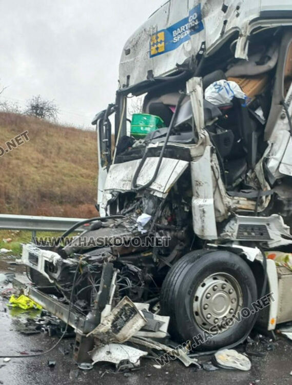 Водач загина при удар в спрял тир в аварийната лента