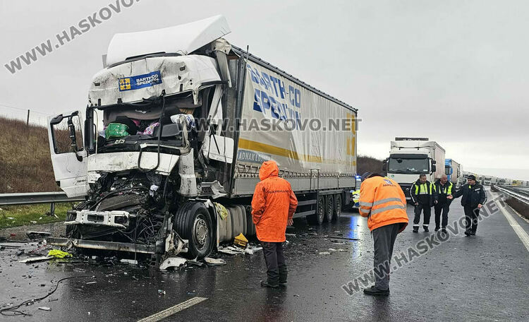 Водач загина при удар в спрял тир в аварийната лента