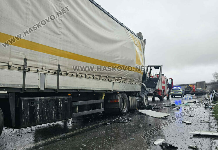 Водач загина при удар в спрял тир в аварийната лента