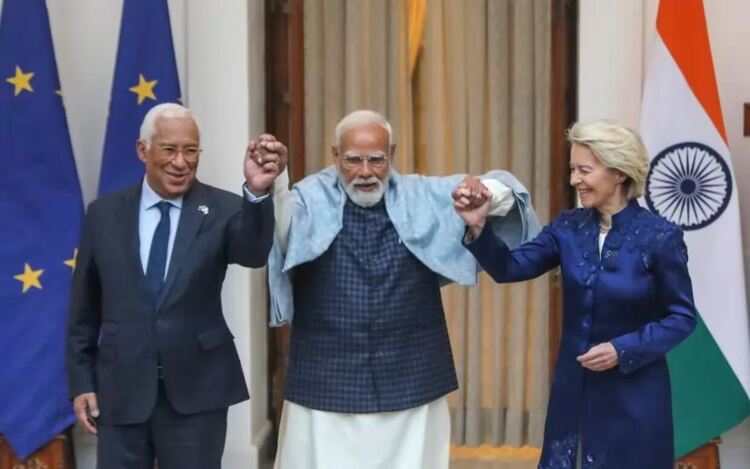 Председателят на Европейската комисия Урсула фон дер Лайен (вдясно) и председателят на Европейския съвет Антонио Коста (вляво) позират за снимки с индийския министър-председател Нарендра Моди (в центъра) преди среща в Хайдерабад Хаус в Ню Делхи, Индия.