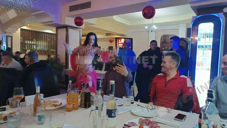 Привличат изселниците с ориенталски танци в заведенията на Кърджали,нашенци отмарят в ученическа ваканция