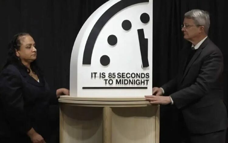 На ръба на катастрофа: &ldquo;Часовникът на Страшния съд&rdquo; е по-близо от всякога до полунощ