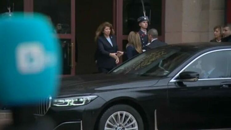 Нов стил: Илияна Йотова посрещна на вратата първата в &bdquo;домовата книга&ldquo; - Рая Назарян