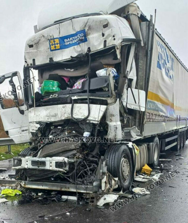 Водач загина при удар в спрял тир в аварийната лента