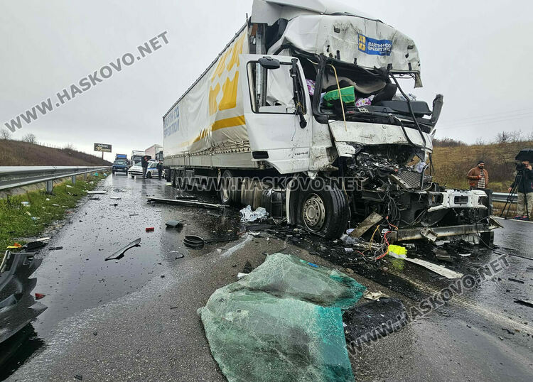 Водач загина при удар в спрял тир в аварийната лента