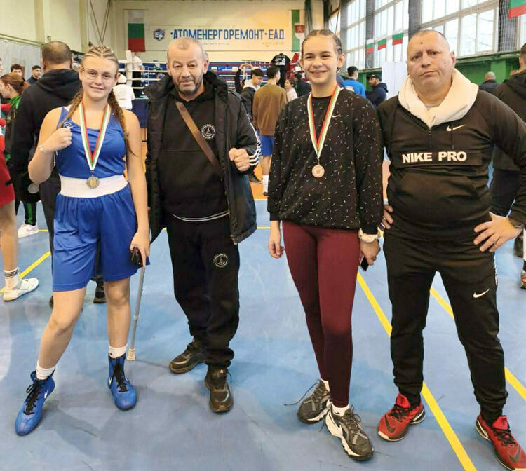 Хасковски боксьорки с медали от първенството за девойки. Дейвид и Джан продължават битката при младежите