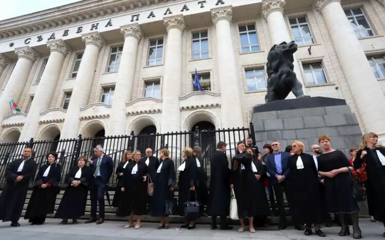 Адвокати в тоги пред столичната Съдебна палата