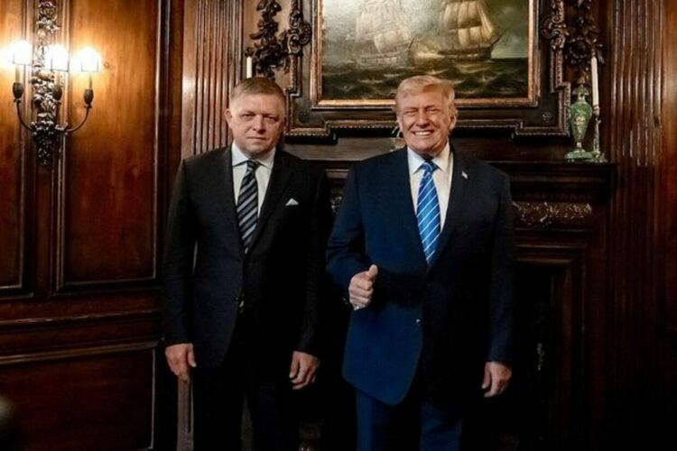 Робърт Фицо и Доналд Тръмп по време на срещата им във Флорида