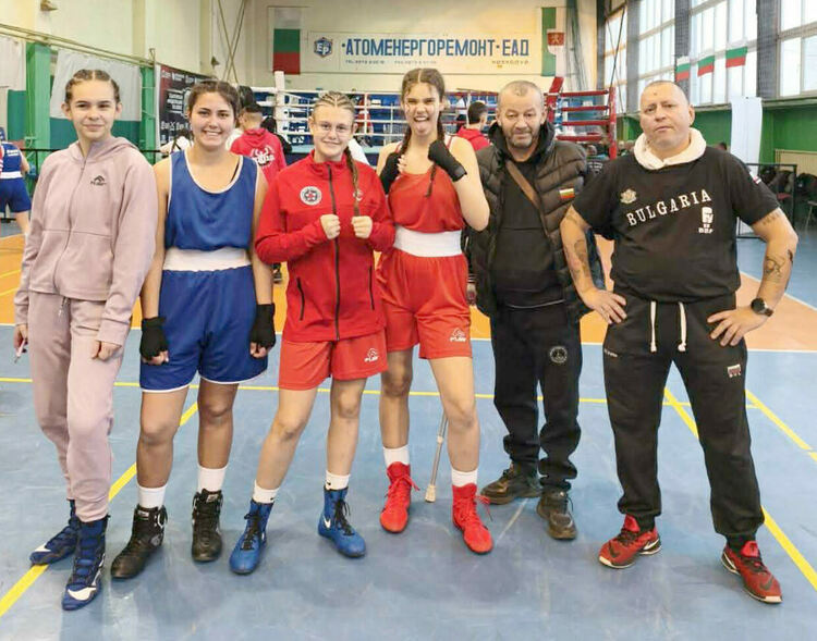 Хасковски боксьорки с медали от първенството за девойки. Дейвид и Джан продължават битката при младежите